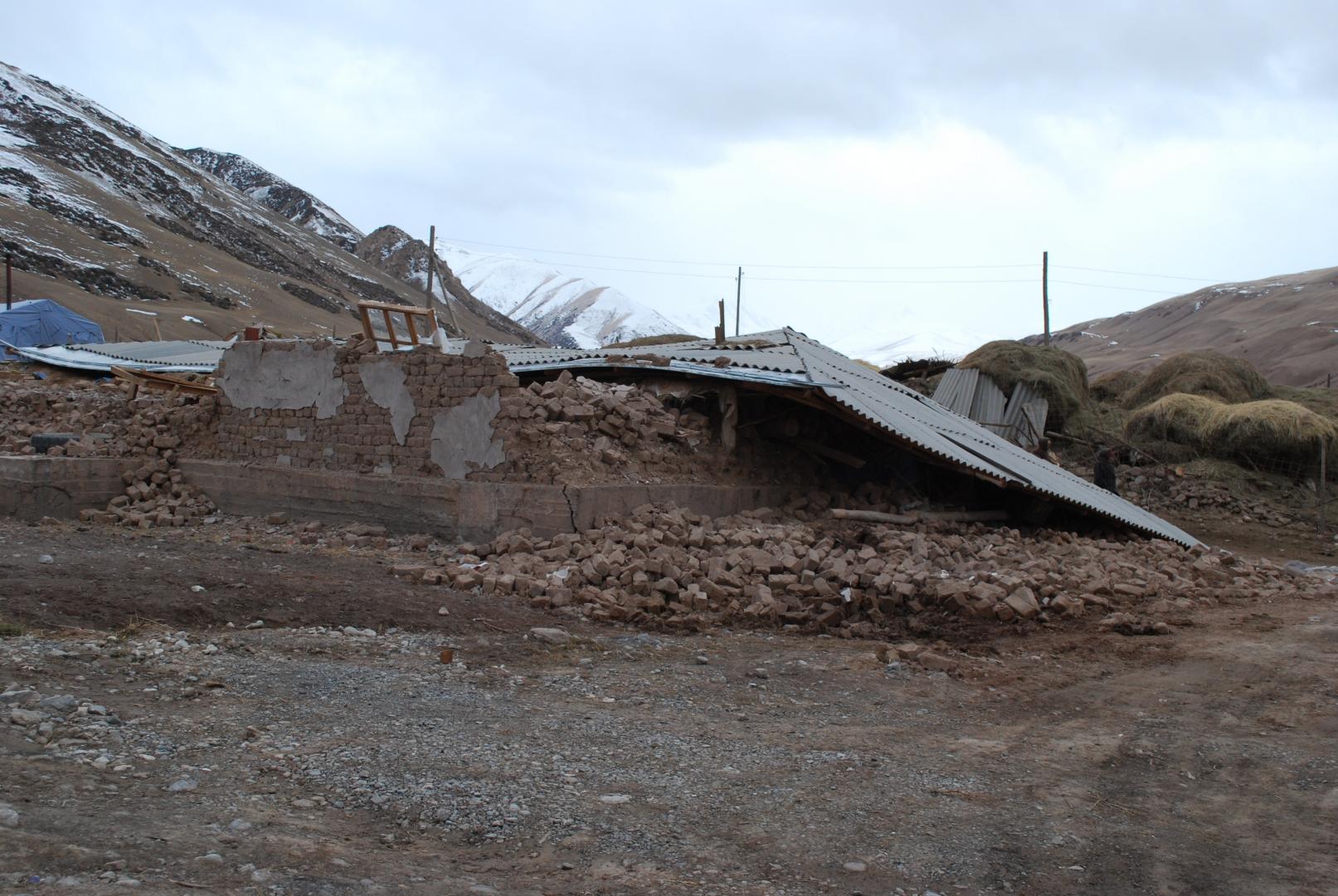 Durch ein Magnitude 6,8 Nura Erdbeben zerstörtes Gebäude in Kirgistan. © Deutsches GeoForschungsZentrum, Dr. Bernd Schurr