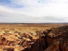 Charakeristisch für die Mongolei: offene Weiten mit Allgegenwart von Verwitterungs- und Erosionsprozessen