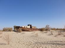 Ehemaliges Fischerboot in der entstandenen Aralseewüste Aralkum